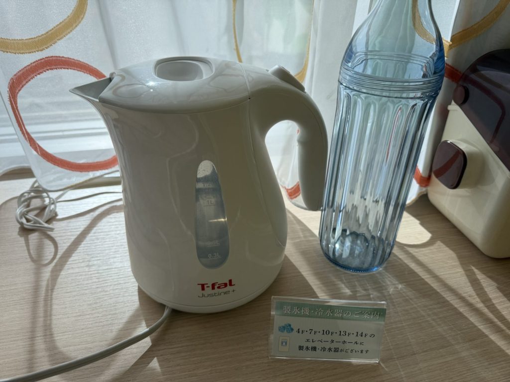 客室の電気ケトルと水