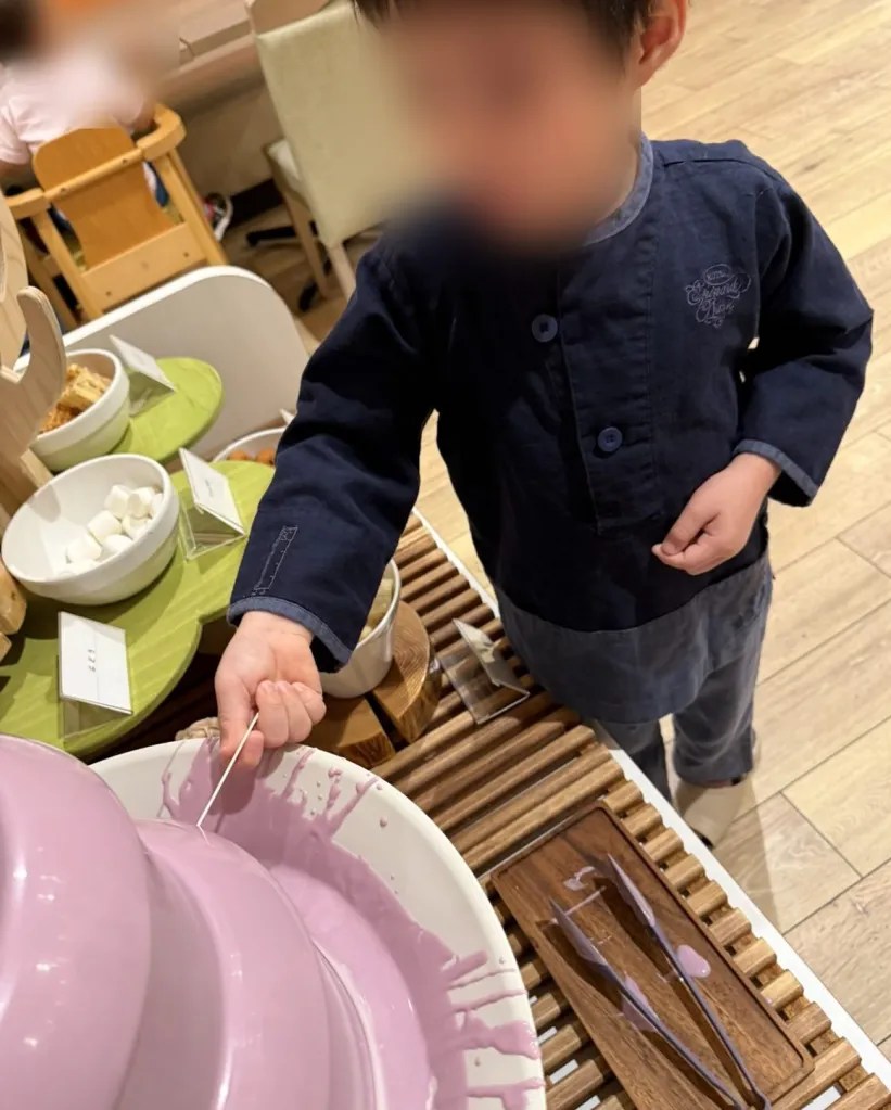 チョコレートフォンデュをおかわりする子ども