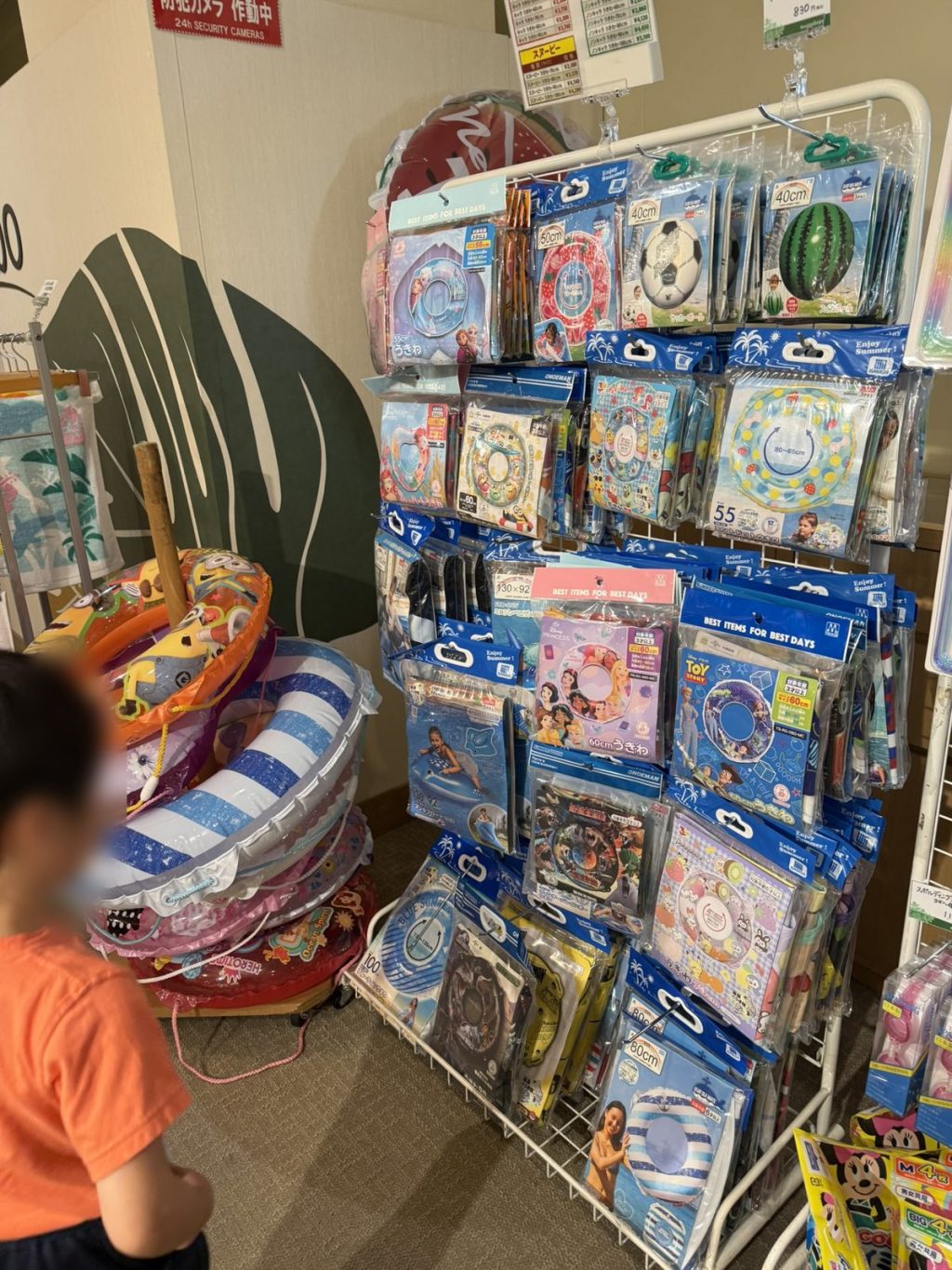 売店に並ぶ浮き輪