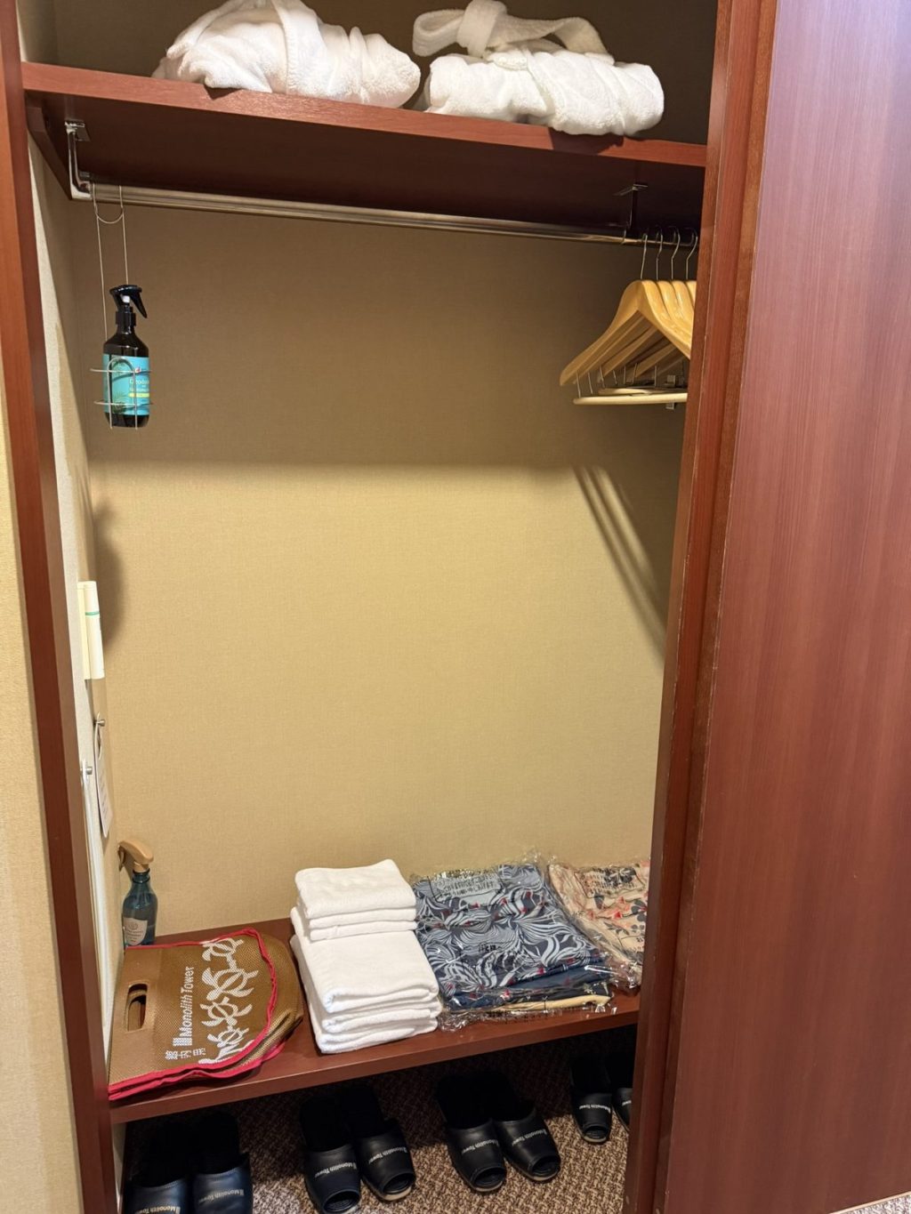 クローゼットに用意された館内着とバッグ