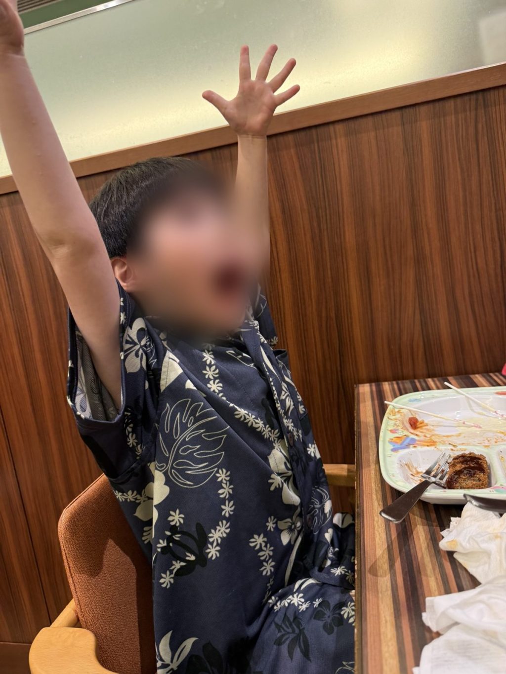 ブッフェで万歳ポーズをする子ども