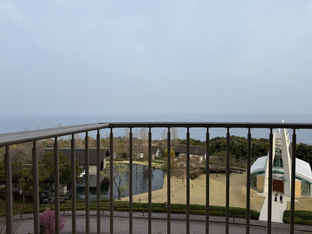 ベランダから見える海と庭園