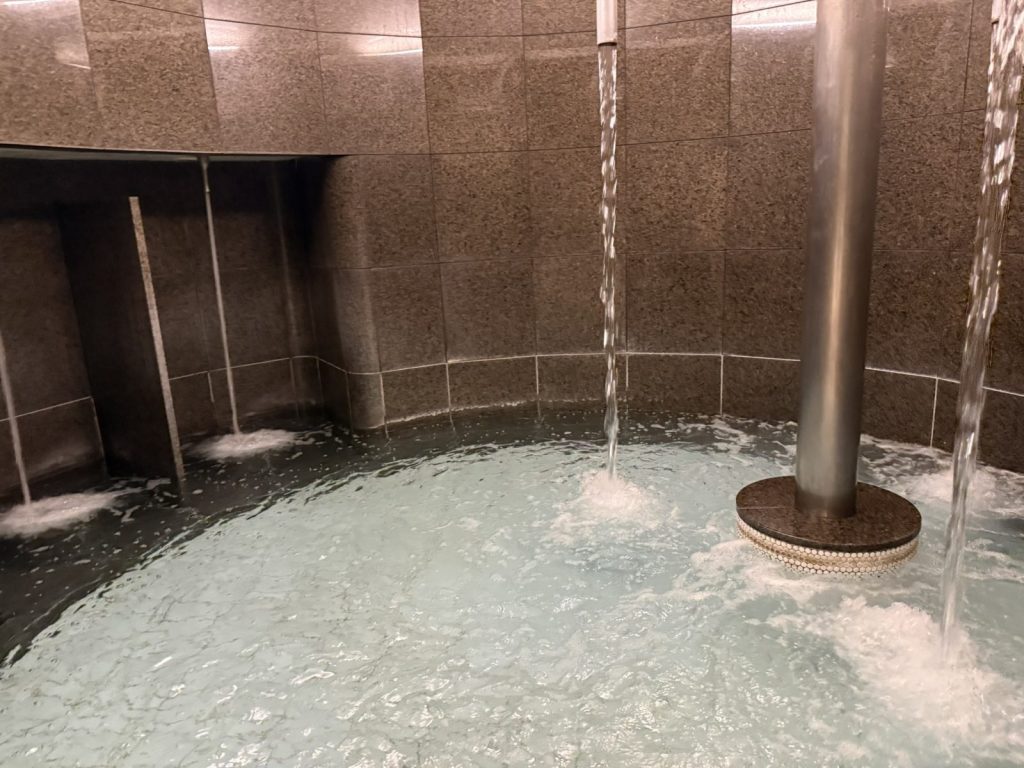 プールの打たせ湯のような噴水エリア
