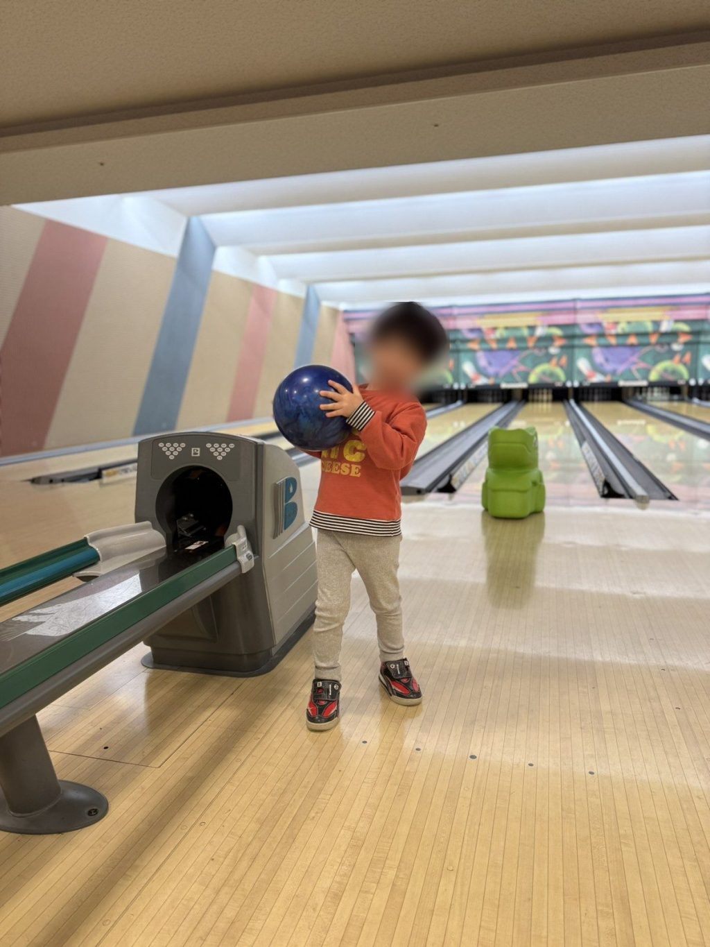 ボウリング場と子ども用の補助器具