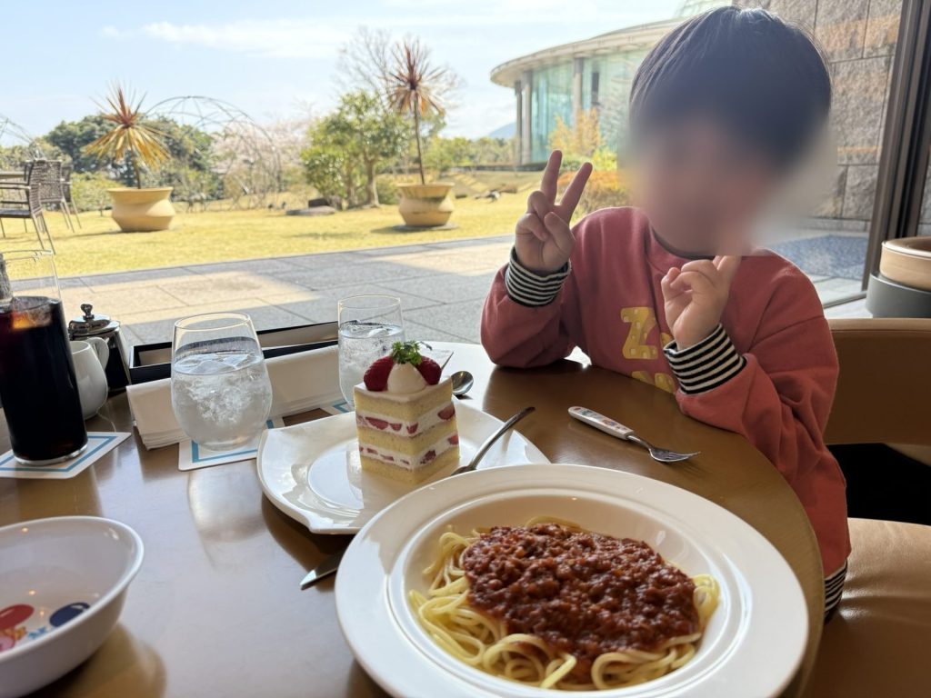 ラウンジランチのミートソースパスタとショートケーキ