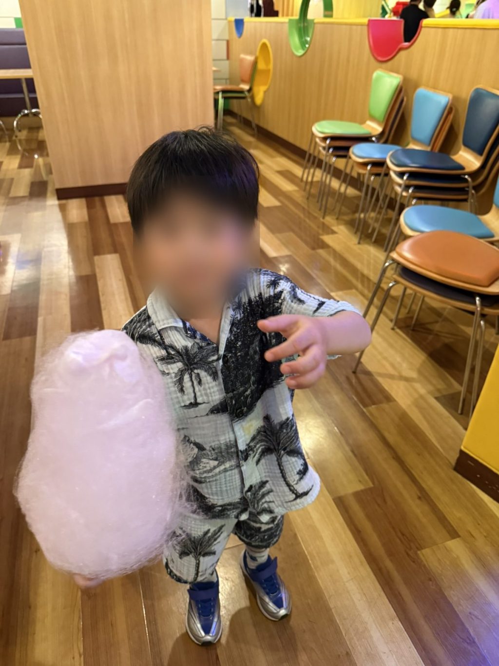 レストランでわたあめを持つ子ども